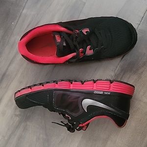 Nike dual fusion st2 sneakers